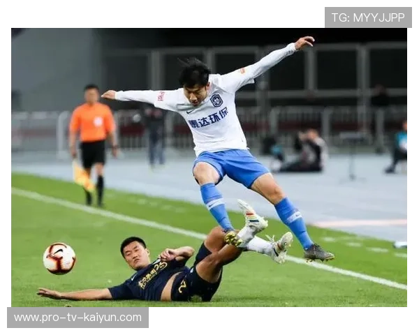 守门员脚下传球训练:后场短传到边翼的节奏被反复校准 守门员脚下传球训练:后场短传到边翼的节奏被反复校准